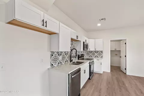 Kitchen - 1069 E Irwin Pl, Tucson, AZ 85719 photo 3 of 3
