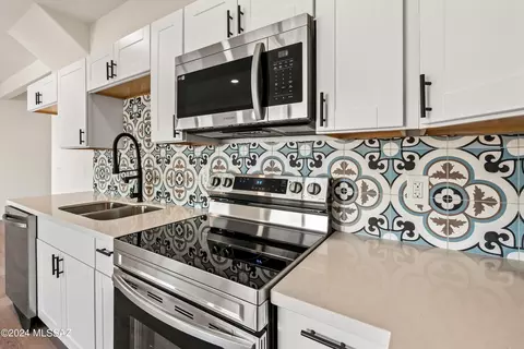 Kitchen - 1069 E Irwin Pl, Tucson, AZ 85719 photo 2 of 3