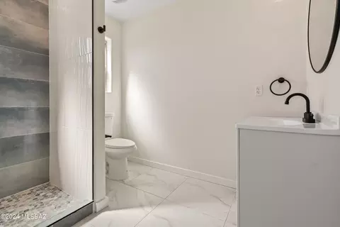 Bath - 1069 E Irwin Pl, Tucson, AZ 85719 photo 3 of 4