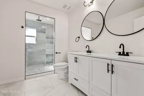 Bath - 1069 E Irwin Pl, Tucson, AZ 85719 photo 4 of 4