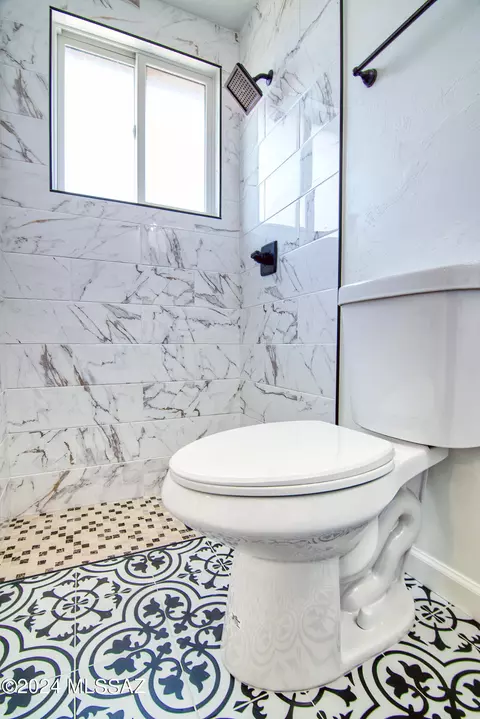 Bath - 8308 E Beverly St, Tucson, AZ 85710 photo 2 of 5