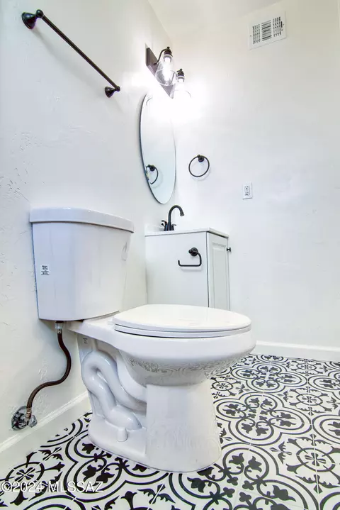 Bath - 8308 E Beverly St, Tucson, AZ 85710 photo 3 of 5