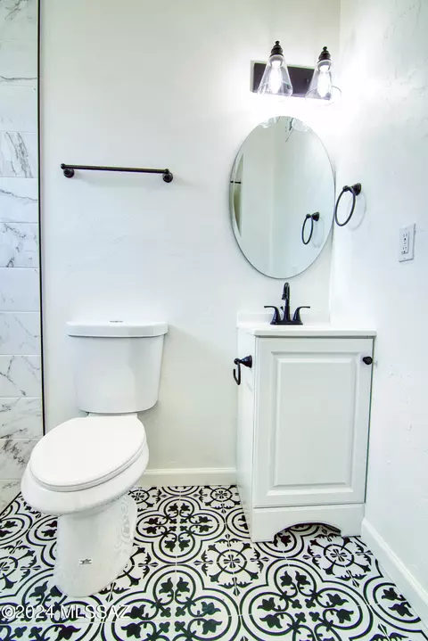 Bath - 8308 E Beverly St, Tucson, AZ 85710 photo 4 of 5