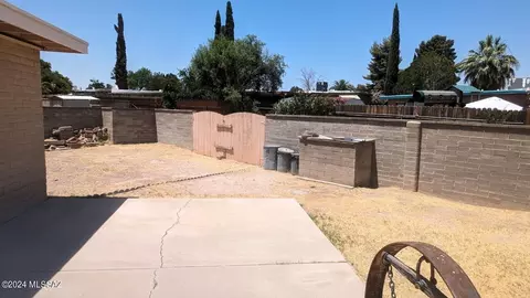 Exterior - 7301 E David Dr, Tucson, AZ 85730 photo 3 of 5