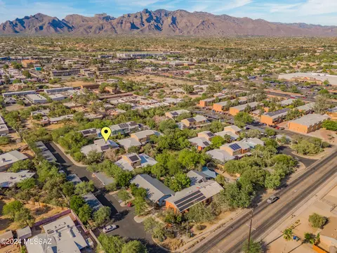 View/Area - 523 E Roger Rd, Tucson, AZ 85705 photo 2 of 6