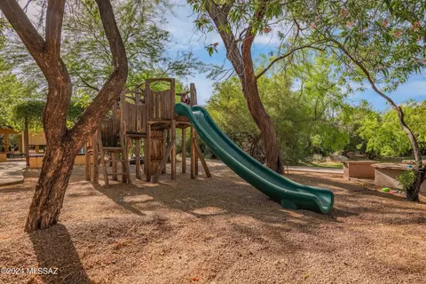 View/Area - 523 E Roger Rd, Tucson, AZ 85705 photo 5 of 6