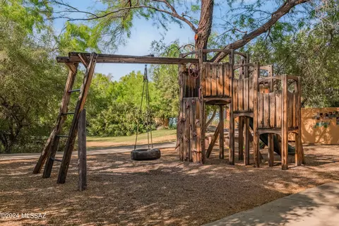 View/Area - 523 E Roger Rd, Tucson, AZ 85705 photo 6 of 6