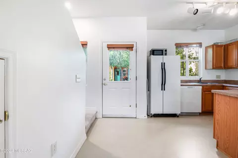 Entry Way - 523 E Roger Rd, Tucson, AZ 85705 photo 2 of 3