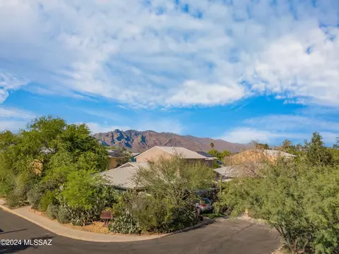 View/Area - 523 E Roger Rd, Tucson, AZ 85705 photo 1 of 6