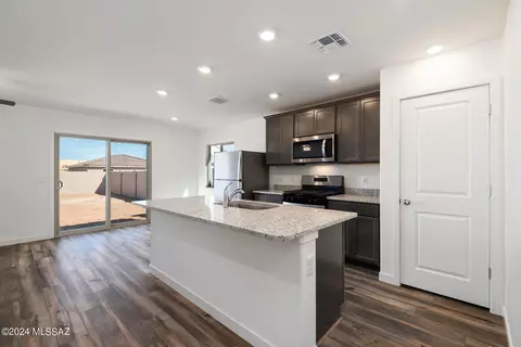 Kitchen - 22012 E Beacon Point Dr, Red Rock, AZ 85145 photo 2 of 4