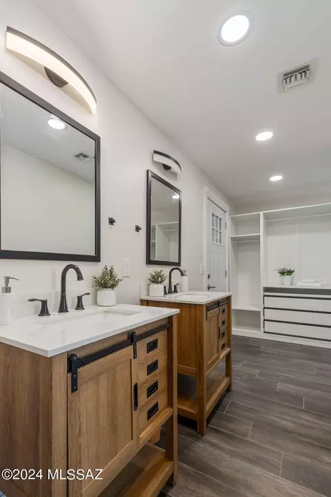 Bath - 3517 E Cody St, Tucson, AZ 85716 photo 2 of 3