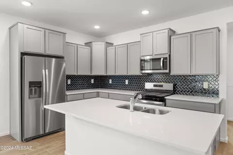 Kitchen - 5791 S Bug Springs Loop, Tucson, AZ 85747 photo 1 of 2