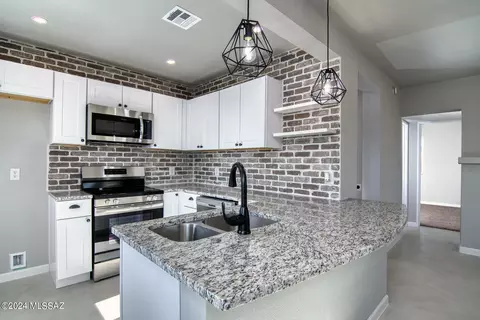 Kitchen - 215 E Lee St, Tucson, AZ 85705 photo 1 of 4