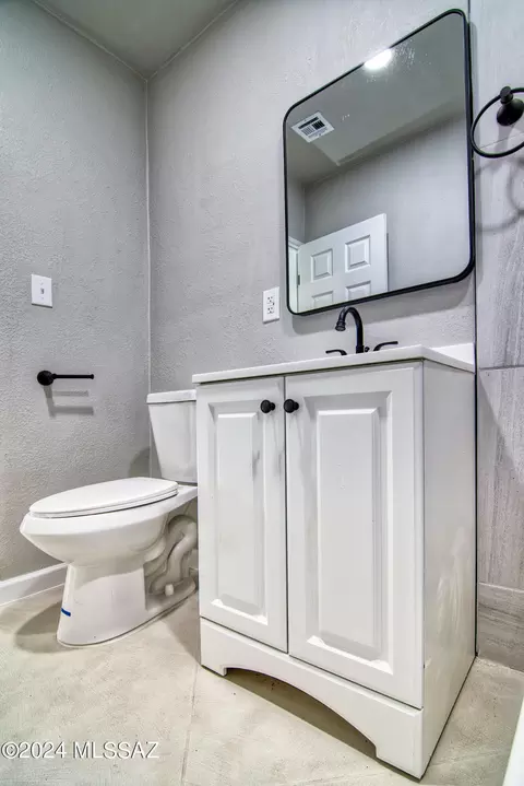 Bath - 215 E Lee St, Tucson, AZ 85705 photo 2 of 2