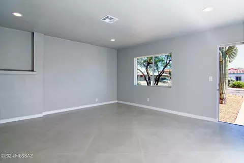 Living - 215 E Lee St, Tucson, AZ 85705 photo 2 of 4