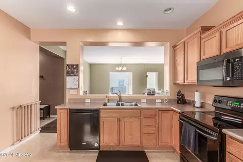 Kitchen - 10378 E Painted Turtle Ln, Tucson, AZ 85747 photo 4 of 4