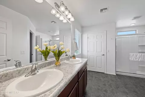 Bath - 6530 E Brushback Loop, Tucson, AZ 85756 photo 2 of 3