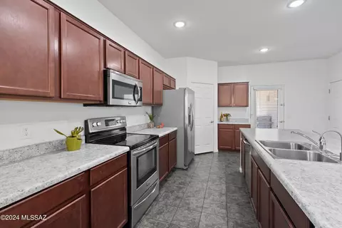 Kitchen - 6530 E Brushback Loop, Tucson, AZ 85756 photo 3 of 4