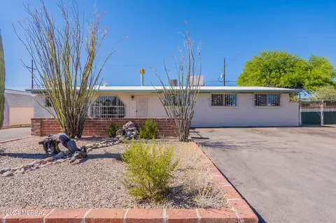 7975 E Scarlett St, Tucson, AZ 85710