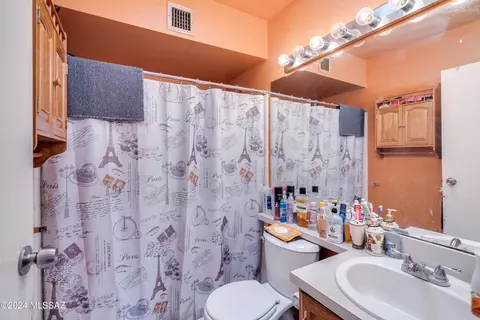 Bath - 219 W Melridge St, Tucson, AZ 85706 photo 1 of 2