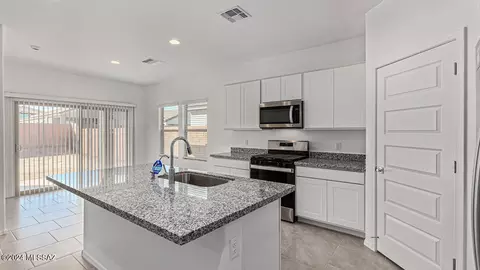14048 E Crotalus Way, Vail, AZ 85641