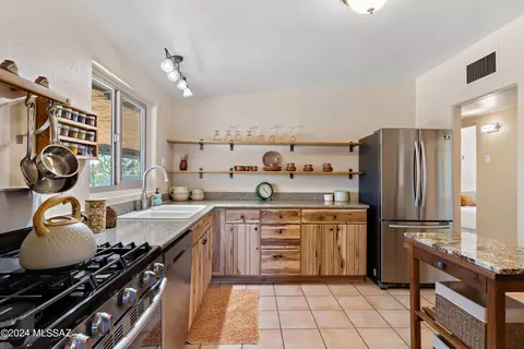 4252 E Holmes St, Tucson, AZ 85711 photo 4