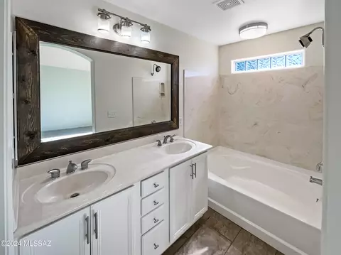 Bath - 529 S Stone Bench Rd, Vail, AZ 85641 photo 1 of 2