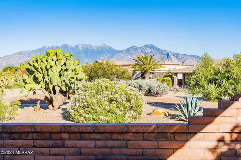 4727 S Longmore Dr, Green Valley, AZ 85622