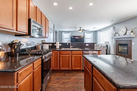 Kitchen - 12519 E Red Iron Trl, Vail, AZ 85641 photo 2 of 3