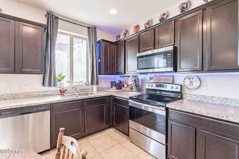 Kitchen - 232 E Scepter Ln, Vail, AZ 85641 photo 3 of 4