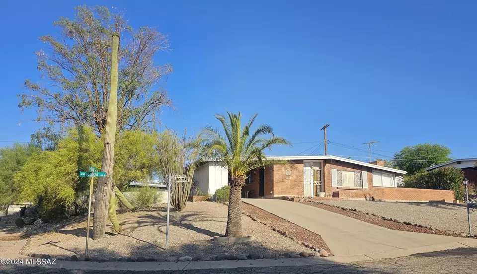  401 N Avenida De Solaz, Tucson, AZ 85745 photo 2