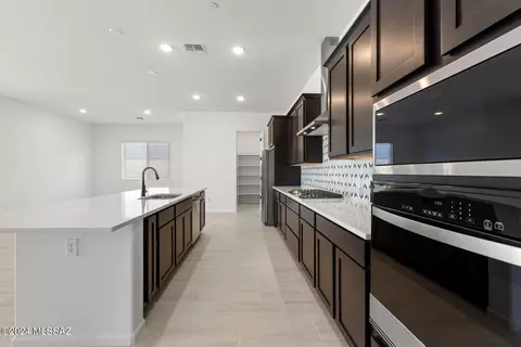Kitchen - 12812 E Tortoise Pointe Pl, Vail, AZ 85641 photo 4 of 4