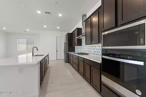 Kitchen - 12812 E Tortoise Pointe Pl, Vail, AZ 85641 photo 3 of 4