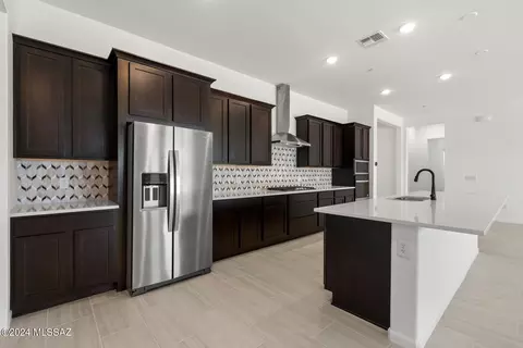 Kitchen - 12812 E Tortoise Pointe Pl, Vail, AZ 85641 photo 2 of 4