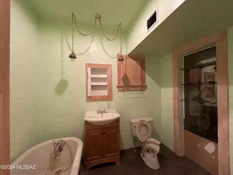 Bath - 1367 E Drexel Rd, Tucson, AZ 85706 photo 1 of 2