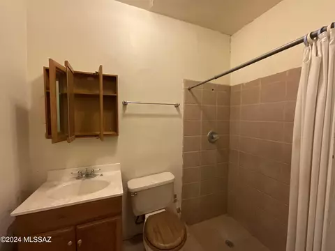 Bath - 1367 E Drexel Rd, Tucson, AZ 85706 photo 2 of 2