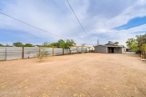 Exterior - 813 E 33rd St, Tucson, AZ 85713 photo 6 of 7