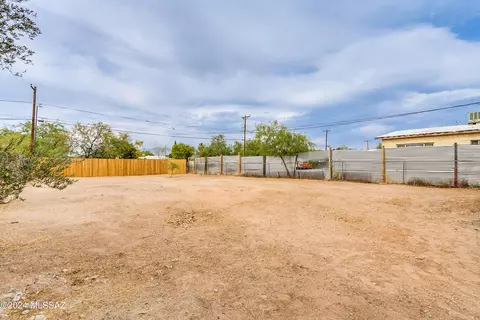 Exterior - 813 E 33rd St, Tucson, AZ 85713 photo 5 of 7