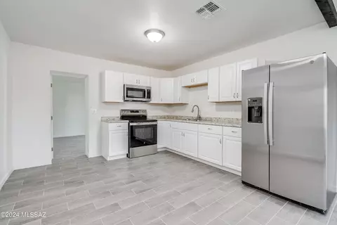 Kitchen - 813 E 33rd St, Tucson, AZ 85713 photo 3 of 4