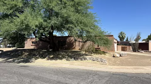 9001 E Pine Valley Dr, Tucson, AZ 85710
