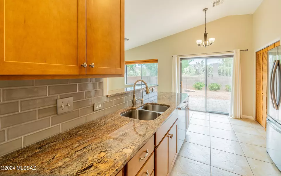 Kitchen - 3823 N Nash Creek Ct, Tucson, AZ 85745 photo 4 of 4