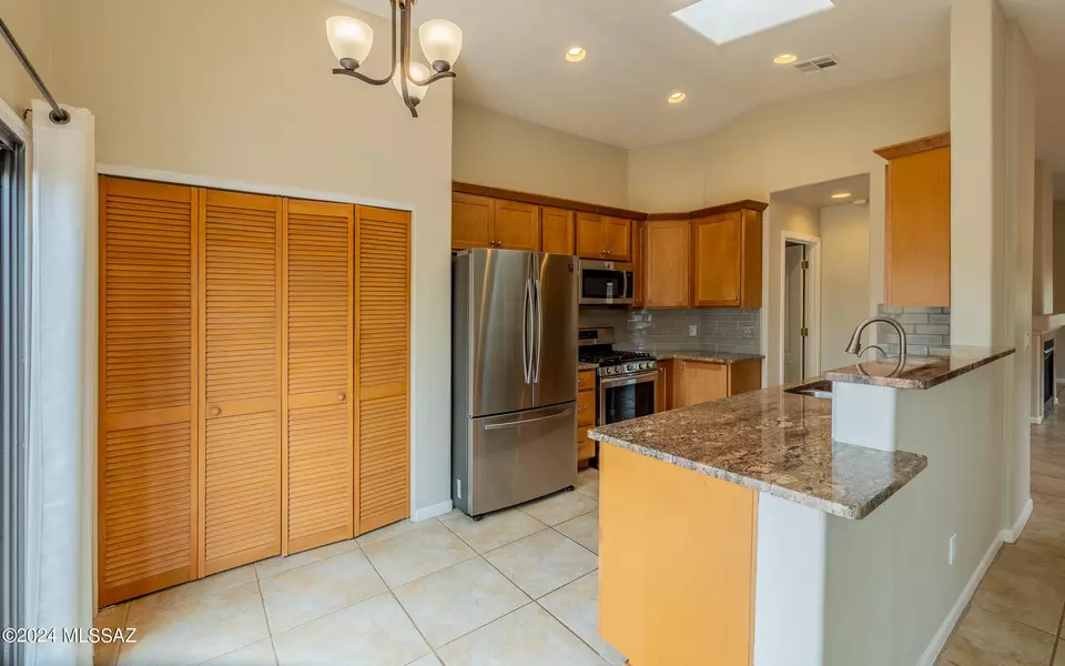 Kitchen - 3823 N Nash Creek Ct, Tucson, AZ 85745 photo 3 of 4