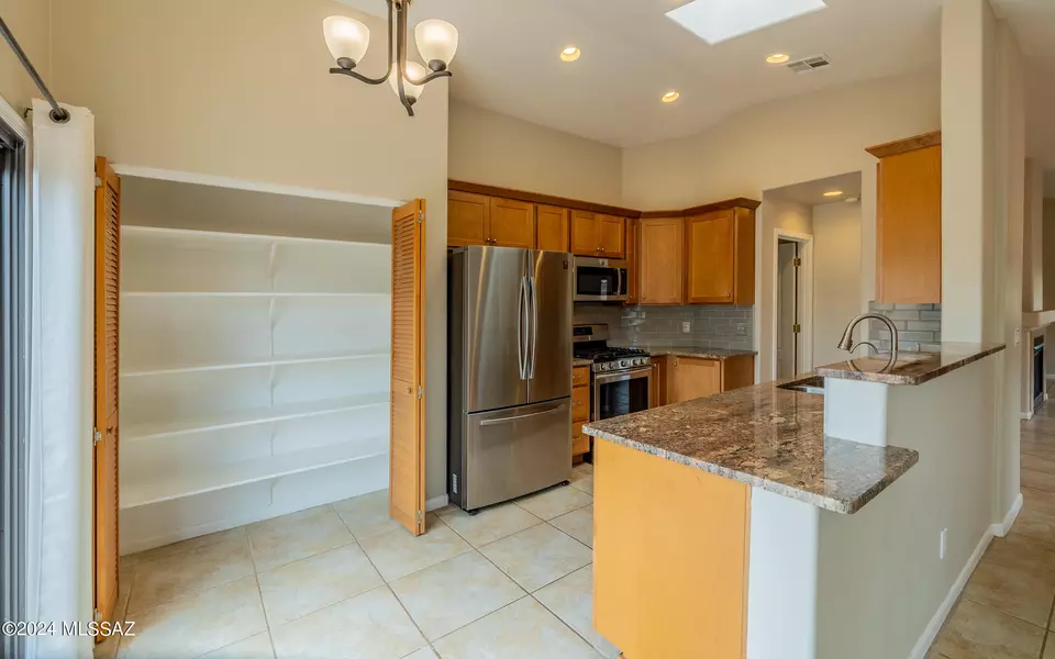 Kitchen - 3823 N Nash Creek Ct, Tucson, AZ 85745 photo 2 of 4