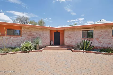 6810 N Nanini Dr, Tucson, AZ 85704