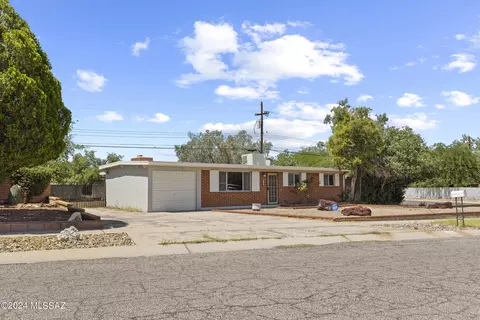 8102 E Beverly St, Tucson, AZ 85710