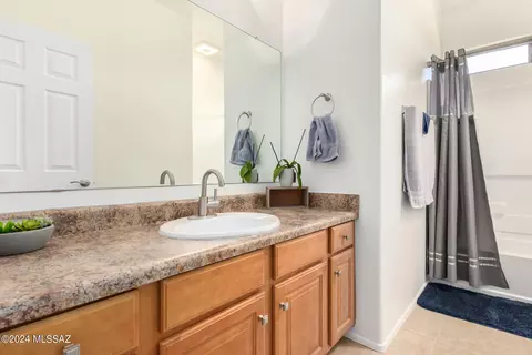 Bath - 7539 E Fair Meadows Loop, Tucson, AZ 85756 photo 4 of 5