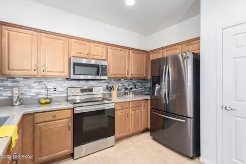 Kitchen - 7539 E Fair Meadows Loop, Tucson, AZ 85756 photo 2 of 3