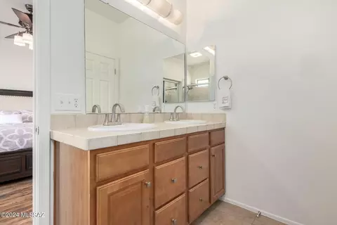 Bath - 7539 E Fair Meadows Loop, Tucson, AZ 85756 photo 2 of 5