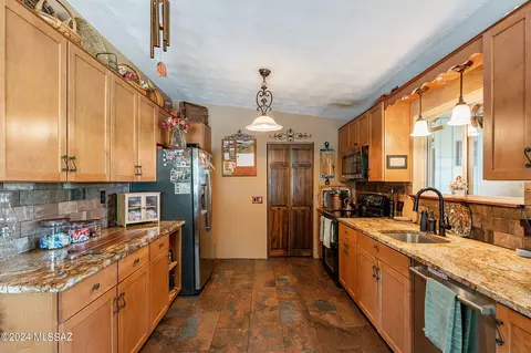 Kitchen - 10440 E Observatory Dr, Vail, AZ 85641 photo 4 of 4