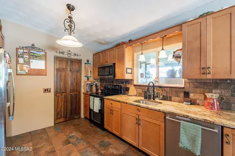 Kitchen - 10440 E Observatory Dr, Vail, AZ 85641 photo 2 of 4